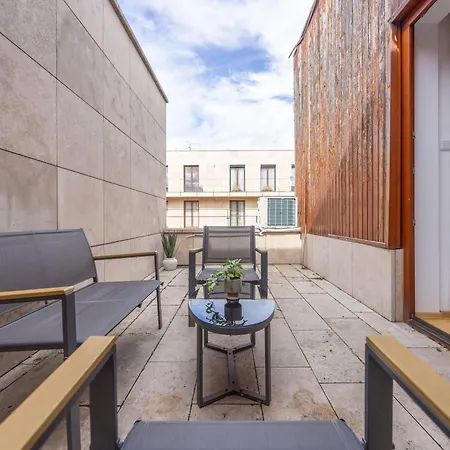 Superb Location & Cozy With Terrace By Prestige Homes Apartman