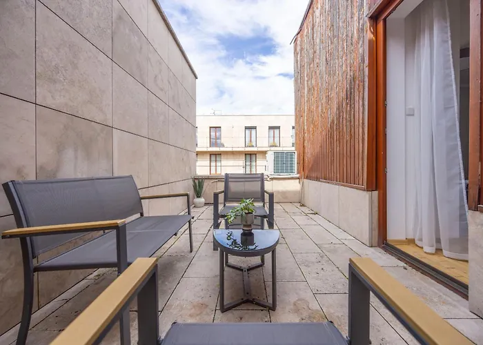 Superb Location & Cozy With Terrace By Prestige Homes Apartman